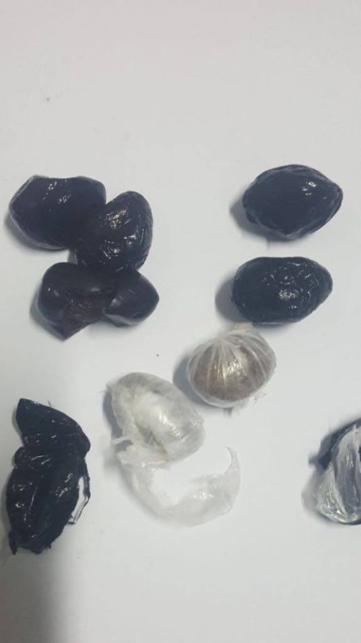 بالصور.. عناصر الأمن تعتقل مهاجرا مغربيا حاول تهريب "الحشيش" داخل حبات الزيتون بالصور.. عناصر الأمن تعتقل مهاجرا مغربيا حاول تهريب "الحشيش" داخل حبات الزيتون