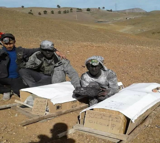 صور مؤثرة.. نشطاء جرادة يلبسون زي عمال "الساندريات" ويصبغون وجوههم بالفحم لإثارة الإنتباه الى معاناتهم صور مؤثرة.. نشطاء جرادة يلبسون زي عمال "الساندريات" ويصبغون وجوههم بالفحم لإثارة الإنتباه الى معاناتهم