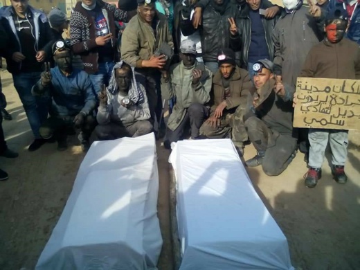 صور مؤثرة.. نشطاء جرادة يلبسون زي عمال "الساندريات" ويصبغون وجوههم بالفحم لإثارة الإنتباه الى معاناتهم صور مؤثرة.. نشطاء جرادة يلبسون زي عمال "الساندريات" ويصبغون وجوههم بالفحم لإثارة الإنتباه الى معاناتهم