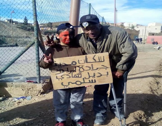 صور مؤثرة.. نشطاء جرادة يلبسون زي عمال "الساندريات" ويصبغون وجوههم بالفحم لإثارة الإنتباه الى معاناتهم صور مؤثرة.. نشطاء جرادة يلبسون زي عمال "الساندريات" ويصبغون وجوههم بالفحم لإثارة الإنتباه الى معاناتهم