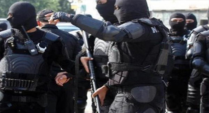 حوالي 40 عنصرا من الفرقة الوطنية يعتقلون شخصا يدعى "الريفي" على علاقة بالكوكايين المحجوز بالناظور حوالي 40 عنصرا من الفرقة الوطنية يعتقلون شخصا يدعى "الريفي" على علاقة بالكوكايين المحجوز بالناظور