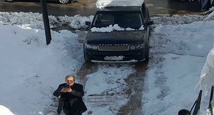 صورة "الرانج" والعنصر وسط الثلوج تثير سخرية نشطاء التواصل الاجتماعي صورة "الرانج" والعنصر وسط الثلوج تثير سخرية نشطاء التواصل الاجتماعي