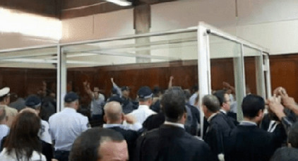 الزفزافي يرد على النيابة العامة صارخا من داخل القفص الزجاجي: الريف جزء من الوطن الزفزافي يرد على النيابة العامة صارخا من داخل القفص الزجاجي: الريف جزء من الوطن