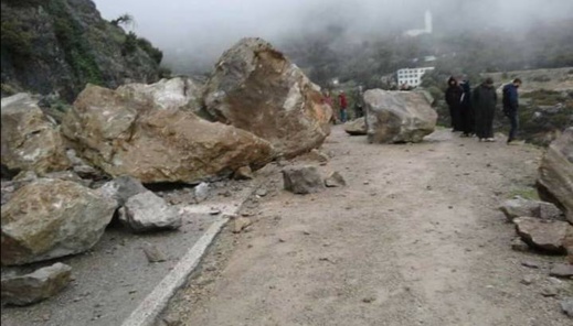 بالصور.. سقوط أحجار كبيرة يقطع الطريق الوطنية رقم 2 الرابطة بين تطوان والحسيمة بالصور.. سقوط أحجار كبيرة يقطع الطريق الوطنية رقم 2 الرابطة بين تطوان والحسيمة