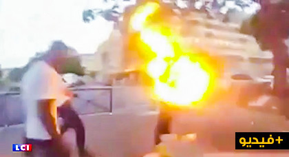 رواد الفايسبوك يتداولون فيديو صادم لقيام الشرطة الفرنسية بإضرام النيران في جسد شخص كان يتصرف بشكل مريب رواد الفايسبوك يتداولون فيديو صادم لقيام الشرطة الفرنسية بإضرام النيران في جسد شخص كان يتصرف بشكل مريب