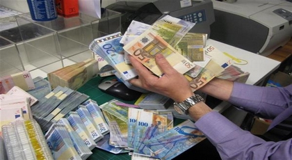 بعد تعويم الدرهم.. مضاربون يلهبون الأورو بعد تعويم الدرهم.. مضاربون يلهبون الأورو