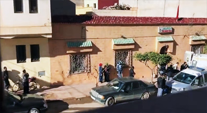 فيديو.. شاهد لحظة إخراج المعتقل الذي إنتحر بمقر الدرك الملكي بالعروي فيديو.. شاهد لحظة إخراج المعتقل الذي إنتحر بمقر الدرك الملكي بالعروي