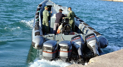 البحرية الملكية تعترض زورقا في عرض البحر بالحسيمة البحرية الملكية تعترض زورقا في عرض البحر بالحسيمة