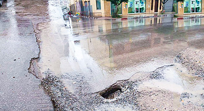 نشطاء يثيرون مسؤولية مجلس العروي في تعريض حياة المواطنين للخطر نشطاء يثيرون مسؤولية مجلس العروي في تعريض حياة المواطنين للخطر
