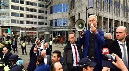 اليمين المتطرف يتظاهر ضد الإسلام في هولندا اليمين المتطرف يتظاهر ضد الإسلام في هولندا