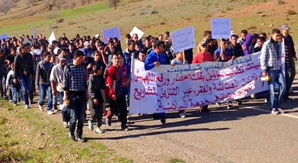 الحسيمة.. مناوشات بين نشطاء وقوات الأمن ببلدة تماسينت ولجنة الحراك تتوعد بمسيرة حاشدة الحسيمة.. مناوشات بين نشطاء وقوات الأمن ببلدة تماسينت ولجنة الحراك تتوعد بمسيرة حاشدة
