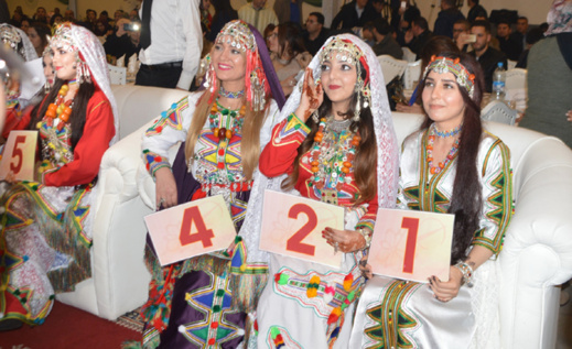 الأمازيغ يختارون ملكة جمالهم... سهام العزوزي تتوج بلقب مسابقة "ميس أمازيغ" في دورتها الخامسة الأمازيغ يختارون ملكة جمالهم... سهام العزوزي تتوج بلقب مسابقة "ميس أمازيغ" في دورتها الخامسة