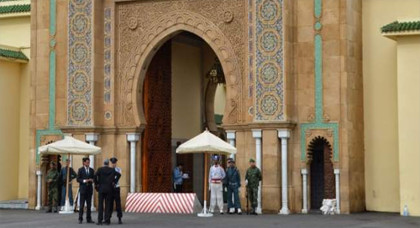 تنصيب خيمة بمحيط القصر الملكي يستنفر الاجهزة الامنية تنصيب خيمة بمحيط القصر الملكي يستنفر الاجهزة الامنية