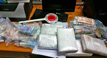 القبض على ثلاث مهاجرين مغاربة من بينهم امرأة ضبطوا متلبسين بحيازة 7 كلغ من الكوكايين و 200 ألف يورو القبض على ثلاث مهاجرين مغاربة من بينهم امرأة ضبطوا متلبسين بحيازة 7 كلغ من الكوكايين و 200 ألف يورو