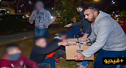 نشطاء جمعويون يواصلون حملتهم بتوزيع وجبات غذائية على المتشردين وسط الناظور