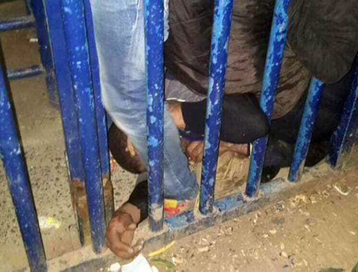 صور صادمة توثق حالة الفوضى والعشوائية بمعبر "باريو تشينو" وسط مشاهد مهينة للكرامة الإنسانية صور صادمة توثق حالة الفوضى والعشوائية بمعبر "باريو تشينو" وسط مشاهد مهينة للكرامة الإنسانية