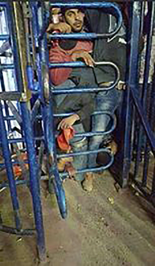 صور صادمة توثق حالة الفوضى والعشوائية بمعبر "باريو تشينو" وسط مشاهد مهينة للكرامة الإنسانية صور صادمة توثق حالة الفوضى والعشوائية بمعبر "باريو تشينو" وسط مشاهد مهينة للكرامة الإنسانية