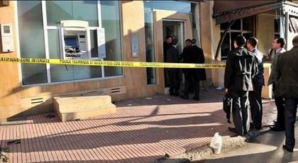 عصابة تهاجم زبون وكالة بنكية وتسرق منه 89 مليون سنتيم والأمن يستنفر أجهزته عصابة تهاجم زبون وكالة بنكية وتسرق منه 89 مليون سنتيم والأمن يستنفر أجهزته