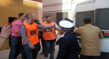 مروج للكوكايين يفر من قبضة الشرطة بعد مداهمة منزله وإيقاف شقيقته وحجز أموال ومخدرات بالناظور مروج للكوكايين يفر من قبضة الشرطة بعد مداهمة منزله وإيقاف شقيقته وحجز أموال ومخدرات بالناظور
