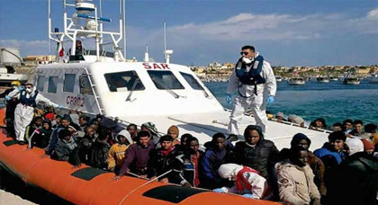 إنقاذ نحو 800 مهاجر في البحر المتوسط وانتشال جثتين في سواحل ايطاليا