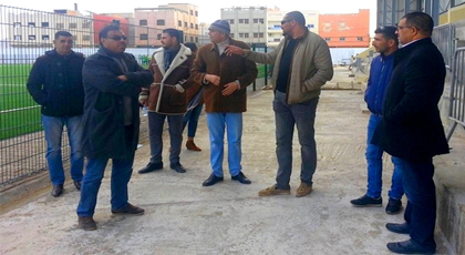 أعضاء ببلدية الدريوش في زيارة تفقدية للملعب وإجماع على رفض قرار رئيس المجلس بمنع إجراء المباريات عليه أعضاء ببلدية الدريوش في زيارة تفقدية للملعب وإجماع على رفض قرار رئيس المجلس بمنع إجراء المباريات عليه