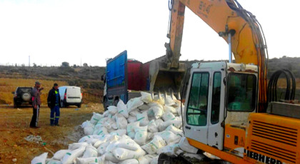 خطير.. إتلاف عشرات الأطنان من الدقيق المدعم الفاسد بالحسيمة خطير.. إتلاف عشرات الأطنان من الدقيق المدعم الفاسد بالحسيمة