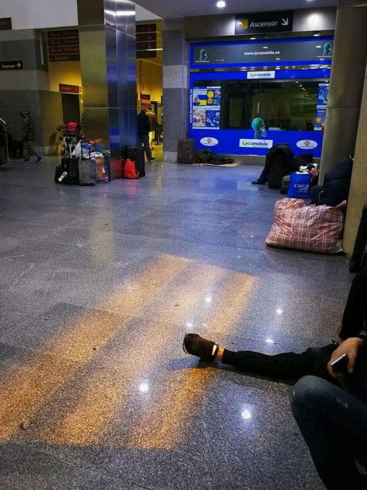 بالصور.. مغاربة عالقون بموانئ جنوب إسبانيا بعدما توقفت حركة الملاحة البحرية بسبب الرياح