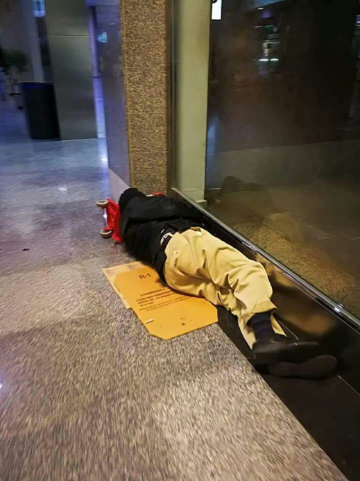 بالصور.. مغاربة عالقون بموانئ جنوب إسبانيا بعدما توقفت حركة الملاحة البحرية بسبب الرياح بالصور.. مغاربة عالقون بموانئ جنوب إسبانيا بعدما توقفت حركة الملاحة البحرية بسبب الرياح