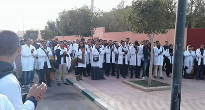 الاساتذة المتعاقدين بجهة الشرق يشهرون ورقة "الاحتجاج و المقاطعة" في وجه الوزارة الاساتذة المتعاقدين بجهة الشرق يشهرون ورقة "الاحتجاج و المقاطعة" في وجه الوزارة