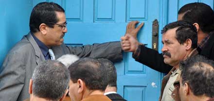 تأخر فتح أبواب مدرسة إبن خلدون.. والنائب الإقليمي يتدخل تأخر فتح أبواب مدرسة إبن خلدون.. والنائب الإقليمي يتدخل