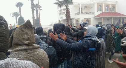 ساكنة جرادة ترفع "البطاقات الصفراء" في وجه الحكومة وتواصل الاحتجاج رغم قساوة الطقس ساكنة جرادة ترفع "البطاقات الصفراء" في وجه الحكومة وتواصل الاحتجاج رغم قساوة الطقس