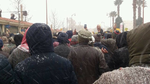 ساكنة جرادة ترفع "البطاقات الصفراء" في وجه الحكومة وتواصل الاحتجاج رغم قساوة الطقس ساكنة جرادة ترفع "البطاقات الصفراء" في وجه الحكومة وتواصل الاحتجاج رغم قساوة الطقس