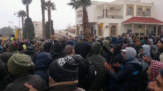 ساكنة جرادة ترفع "البطاقات الصفراء" في وجه الحكومة وتواصل الاحتجاج رغم قساوة الطقس ساكنة جرادة ترفع "البطاقات الصفراء" في وجه الحكومة وتواصل الاحتجاج رغم قساوة الطقس