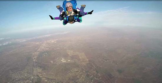 لأول مرة بالناظور والجهة الشرقية.. إفتتاح نادي للقفز بالمظلات بمطار العروي لأول مرة بالناظور والجهة الشرقية.. إفتتاح نادي للقفز بالمظلات بمطار العروي