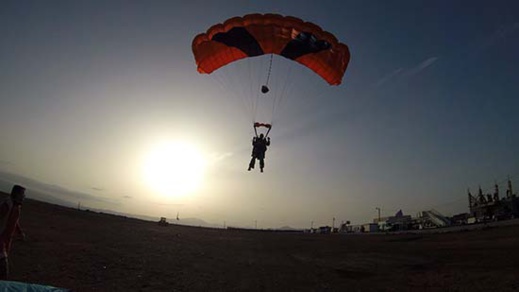 لأول مرة بالناظور والجهة الشرقية.. إفتتاح نادي للقفز بالمظلات بمطار العروي لأول مرة بالناظور والجهة الشرقية.. إفتتاح نادي للقفز بالمظلات بمطار العروي