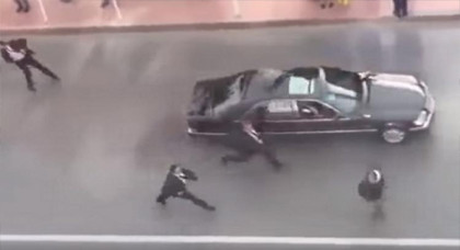 مختل عقليا يعترض موكب عامل بركان مختل عقليا يعترض موكب عامل بركان