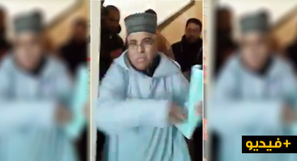فضيحة بالفيديو.. نائب رئيس جماعة يعنف المواطنين ويدخل شابا في حالة حرجة إلى المستشفى فضيحة بالفيديو.. نائب رئيس جماعة يعنف المواطنين ويدخل شابا في حالة حرجة إلى المستشفى