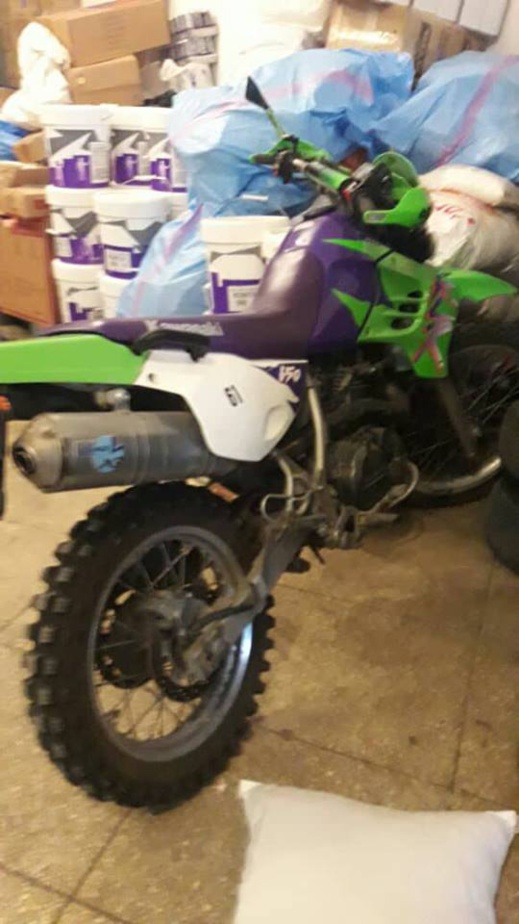 جمارك فرخانة تفشل عملية تهريب دراجة نارية من طراز "كاوازاكي" مجهولة الهوية جمارك فرخانة تفشل عملية تهريب دراجة نارية من طراز "كاوازاكي" مجهولة الهوية