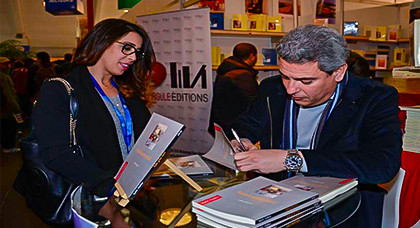 أدباء وإعلاميون يحتفون بأعمال الشاعر علي أزحاف سليل الناظور في معرض الكتاب الدولي