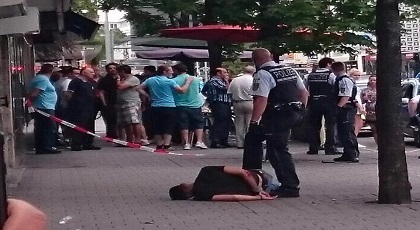 متقاعد "عنصري" يتهجم بواسطة سكين على 3 مهاجرين ويسقطهم جرحى بألمانيا لهذا السبب متقاعد "عنصري" يتهجم بواسطة سكين على 3 مهاجرين ويسقطهم جرحى بألمانيا لهذا السبب