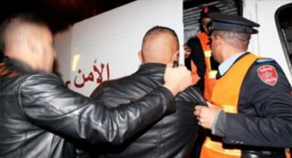 السلطات الامنية تعتقل مروجا للمخدرات القوية وتحجز أسلحة بيضاء و15 كيلو طابا السلطات الامنية تعتقل مروجا للمخدرات القوية وتحجز أسلحة بيضاء و15 كيلو طابا
