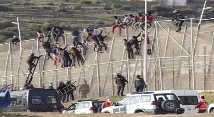 السلطات المغربية تحبط محاولة اقتحام 300 مهاجر سري لمعبر الثغر المحتل