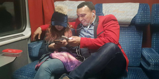 بعد أن وضعت مولودهما وانفصالهما.. ظهور الفنان بهلول يعانق فتاة بالقطار يثير استياء الفايسبوكيين