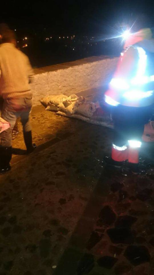 السلطات تغلق الطرق المؤدية الى "رأس الماء" بعد ارتفاع منسوب المياه السلطات تغلق الطرق المؤدية الى "رأس الماء" بعد ارتفاع منسوب المياه