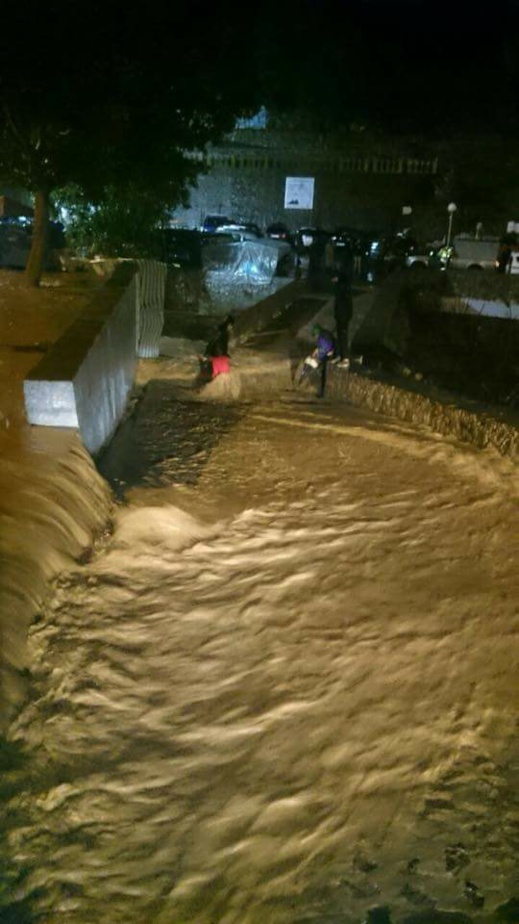 السلطات تغلق الطرق المؤدية الى "رأس الماء" بعد ارتفاع منسوب المياه السلطات تغلق الطرق المؤدية الى "رأس الماء" بعد ارتفاع منسوب المياه