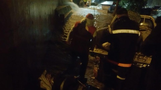 السلطات تغلق الطرق المؤدية الى "رأس الماء" بعد ارتفاع منسوب المياه السلطات تغلق الطرق المؤدية الى "رأس الماء" بعد ارتفاع منسوب المياه