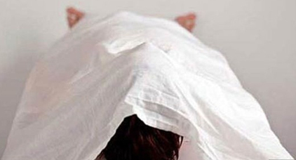 شخص يقتل زوجته بالحسيمة إثر جلدها بواسطة "سلك كهربائي" بسبب ضبطها متلبسة بالخيانة شخص يقتل زوجته بالحسيمة إثر جلدها بواسطة "سلك كهربائي" بسبب ضبطها متلبسة بالخيانة