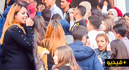 رقص وغناء وضحك.. شاهدوا كواليس أمسية شبابية بالمركب الثقافي بالناظور وما يقع في صفوف المتفرجين رقص وغناء وضحك.. شاهدوا كواليس أمسية شبابية بالمركب الثقافي بالناظور وما يقع في صفوف المتفرجين