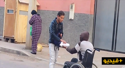 شاهد ردود أفعال صادمة عندما خيّروا متشردين في الناظور بين علبة سجائر أو وجبة غذائية