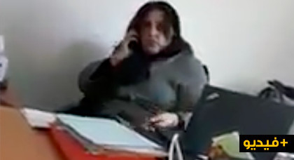 مثير: موظفة ببلدية الحسيمة تنهر موطنا قصدها لغرض إداري قبل فرارها منه لإنهاء حديثها عبر الهاتف مثير: موظفة ببلدية الحسيمة تنهر موطنا قصدها لغرض إداري قبل فرارها منه لإنهاء حديثها عبر الهاتف